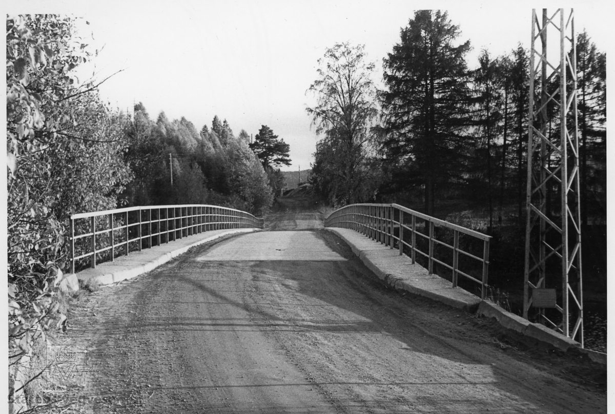 Gamle Dåsnes bru, rv. 9, Evje og Hornnes. Betongbru oppført 1940. Erstattet av ny bru bygd 1965.