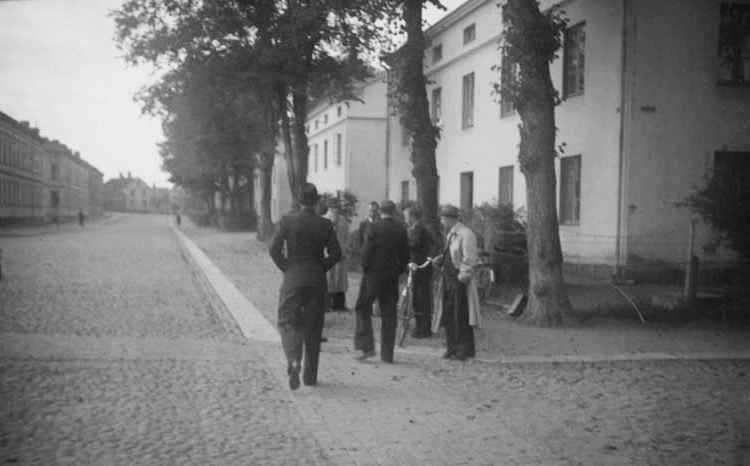 Några Män Har Träffats Vid Den Kullerstensbelagda Gatukorsning Pilgatan 