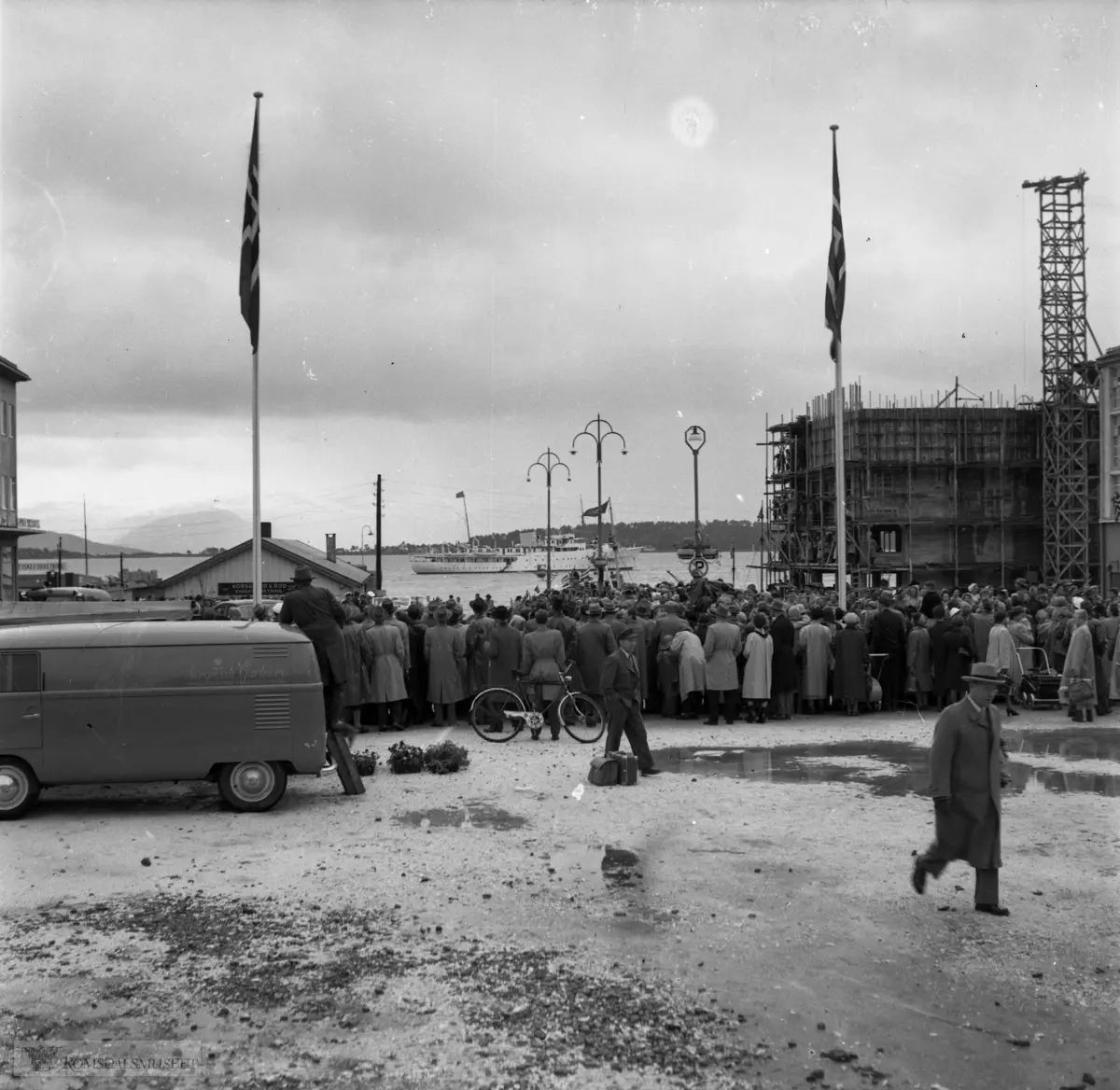 jhg829gbz, "Avdukingen av monumentet ved Kongebjørka i 1955. Med Kong Haakon, Kronsprins Olav, fylkesmann Oksvik, lottene osv."