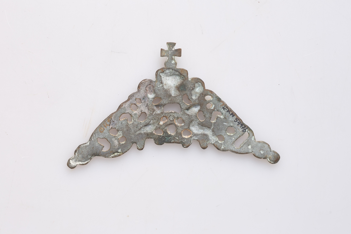Halvferdig ornament til klokke eller støpeform. Modell til EKM-5496 a-c. To figurer holder en krone med kors.