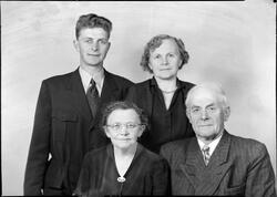 Johan Iversen Hovde med kona Anna og barna Alette og Ivar