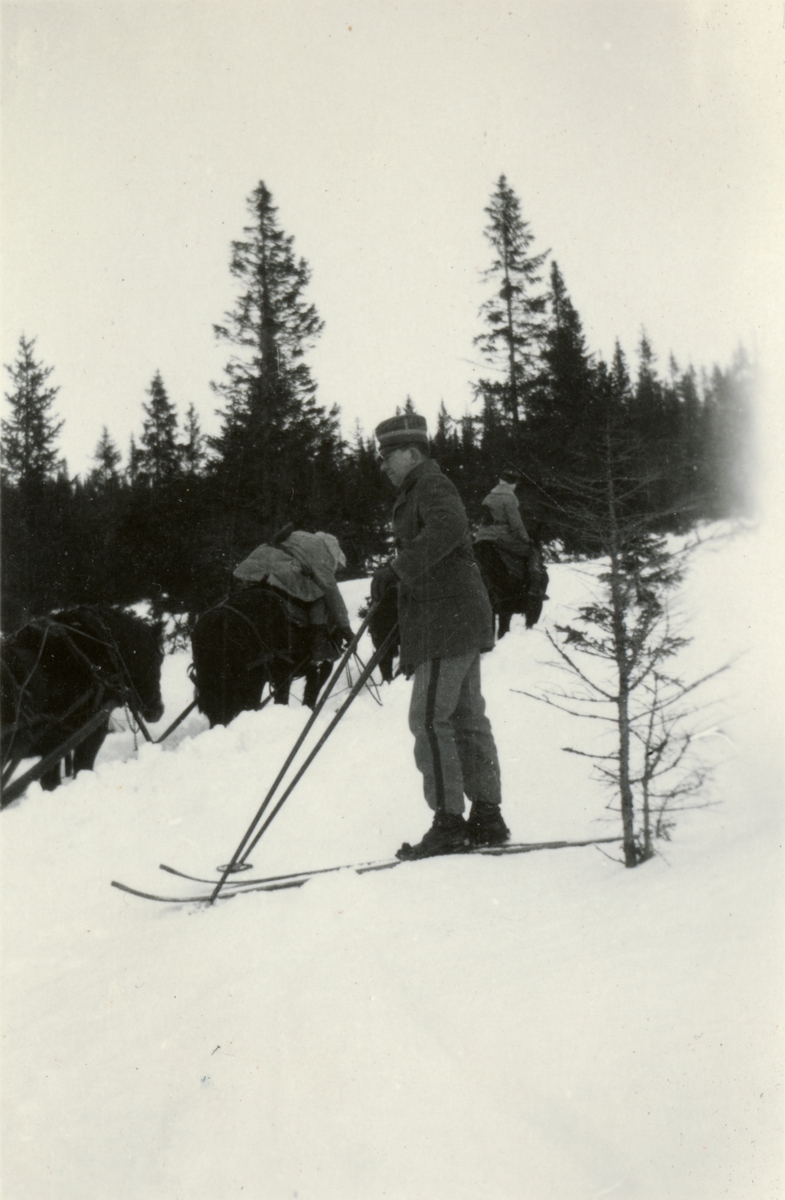 Text i fotoalbum: "Vinterövningarna 1930. Övningsmarsch Björnänge-Kallsjön den 19.-20. febr. Kolch Kruse".