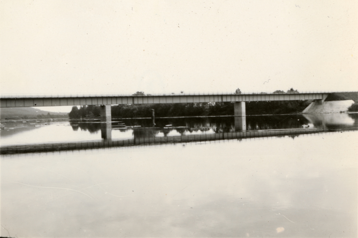 Text i fotoalbum: "AIHS hk fältkörningen sommaren 1934. Viks bro vid Hedemora".