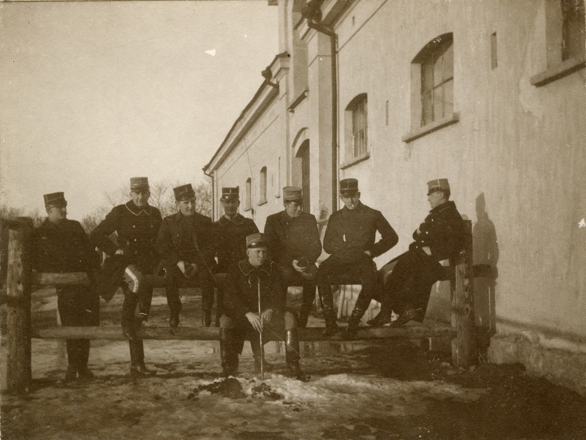 Gruppbild med soldater vid en byggnad.