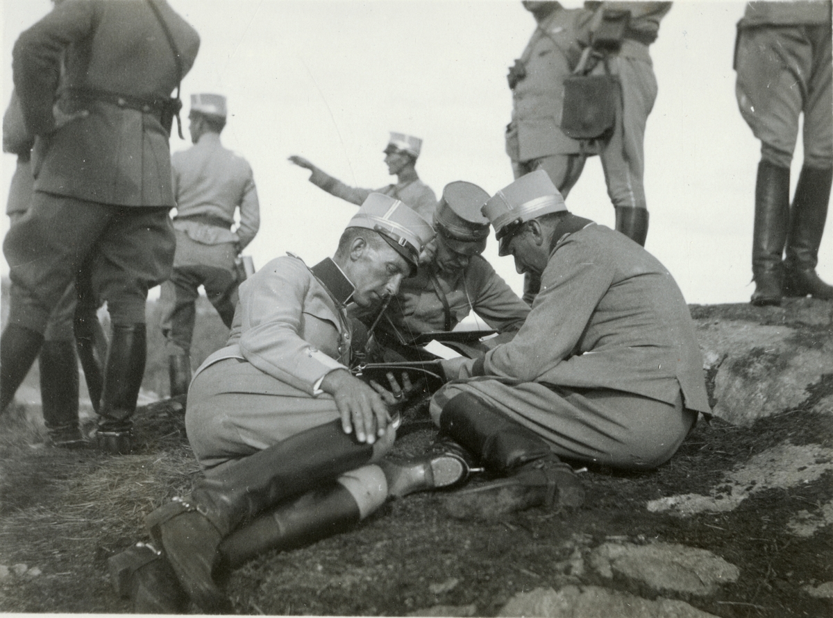 Text i fotoalbum: "Förbindelsekursen 1920". Soldater studerar kartor.