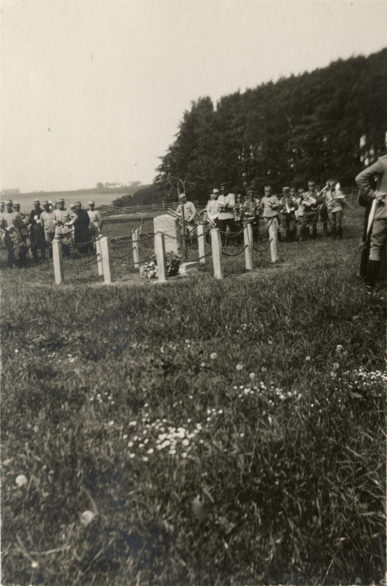 Text i fotoalbum: "Förbindelsekursen 1920". Samling vid minnessten.