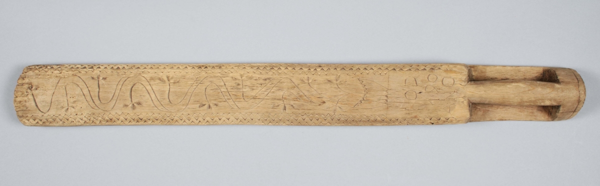 Mangelbräde i ofärgat trä. Handtag och bräde i ett stycke; fasade kanter med uddsnitt; längs mitten stiliserad kruka med blomstängsel. På ovansidan närmast handtaget skuret: "IOD 1790 ANO". På kanternas sidor brännstämplat: "AOS" samt "S". (Gunnar Blomgren)

Mangelbräde eller kavelbräde är ett redskap av trä som använts för mangling av textilier. Mangelbrädet användes tillsammans med en kavel, en slät rulle av trä. Den textil som skulle manglas, rullades upp på kaveln, på ett bord eller annat slätt underlag. Under hårt tryck, rullades kaveln med hjälp av mangelbrädet, fram och tillbaka över bordet. (Wikipedia)