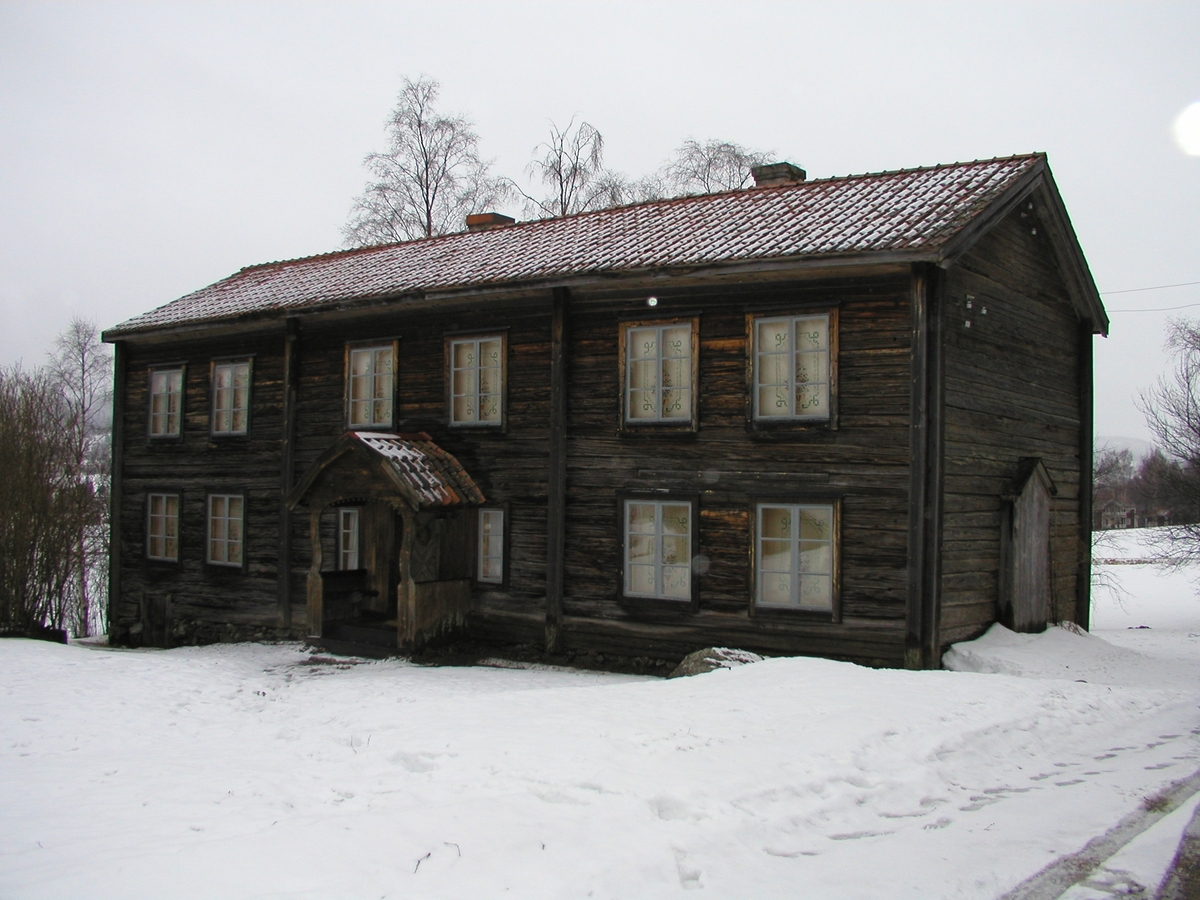 Foto i samband med besiktning av gården Pell-Pers, Kåsjö, Järvsö socken. Framsida, gammelbyggning.