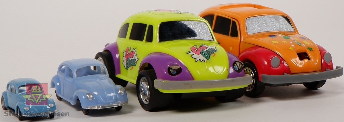 Fire miniatyrbiler av Volkswagen Type 1. Bilene har ulike farger og dekoreringer, og har hovedfargene blå, gul og oransje. Miniatyrene er laget hovedsakelig av plast, med akslinger til hjulene i metall.