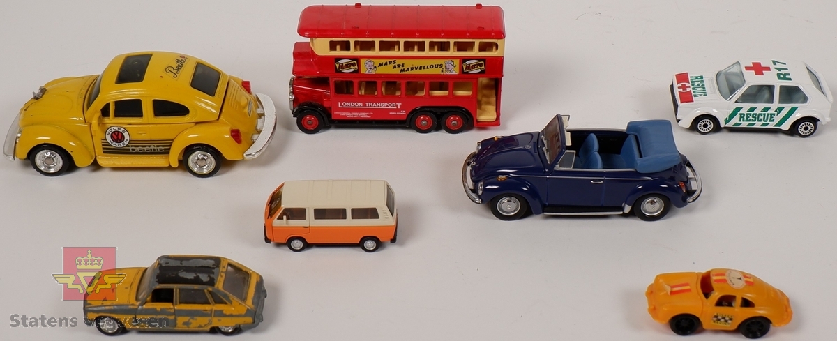 Syv miniatyrmodeller av kjøretøy. En av modellene er utformet som buss, mens resterende seks modeller er utformet som personbiler. Modellene har forskjellige farger og dekoreringer. Hovedfargen på kjøretøyene er hvit, gul, blå, oransje og rød. Fem av modellene er laget i metall, og to er laget i plast. To av modellene er merket med skala, en er merket med 1:66 og en er merket med 1:43.
