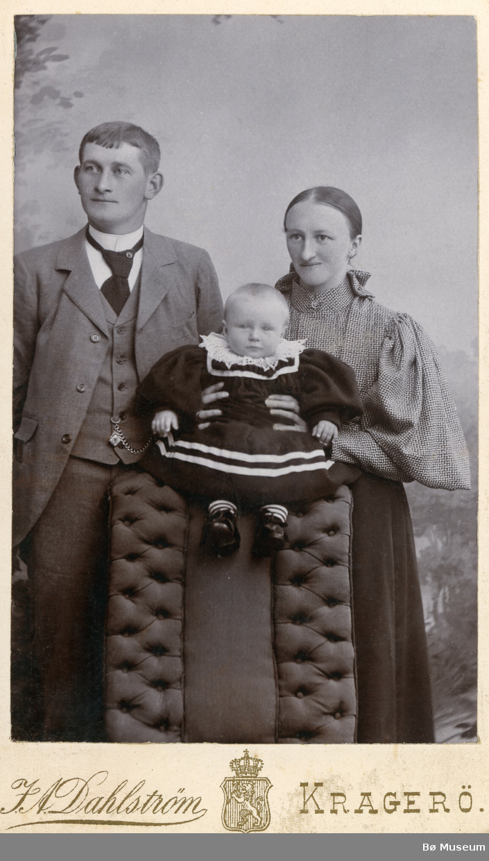Gunnar Brøsjø med kona Åse, f. Solsvig. samt eit barn