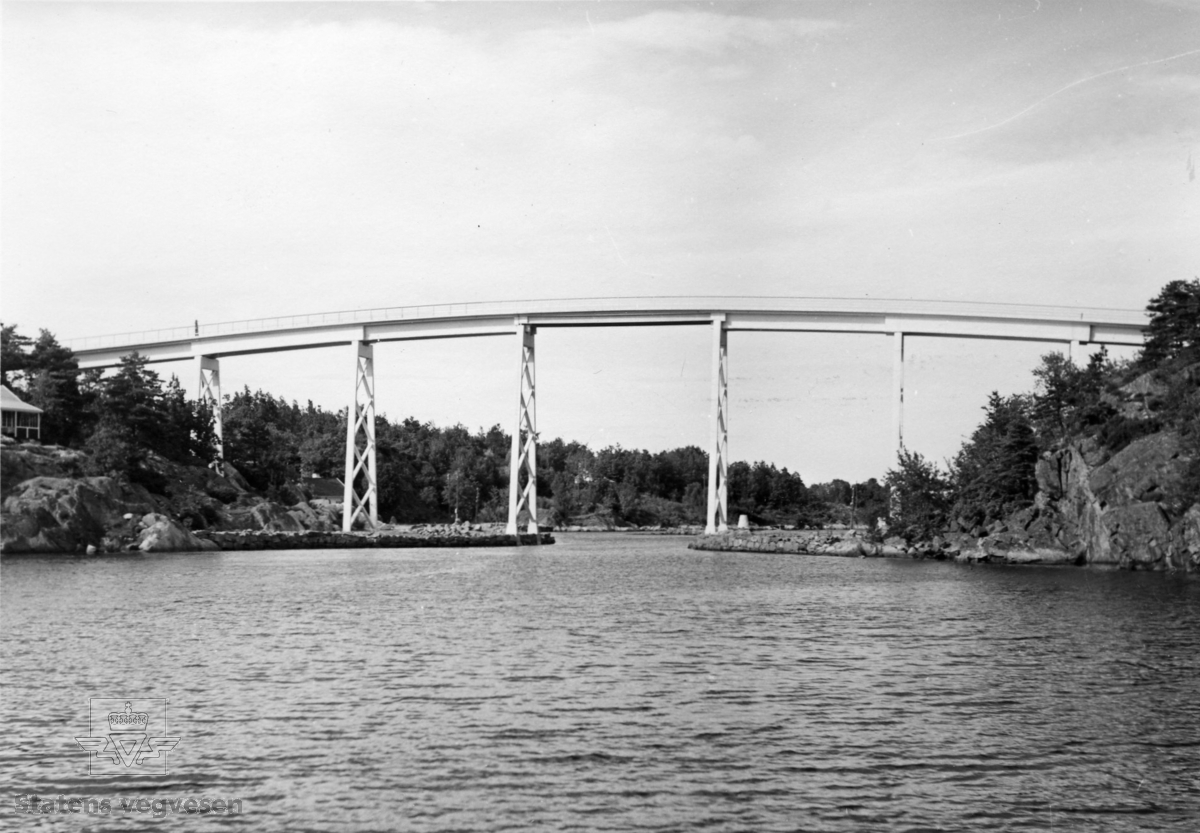 Justøy bru på fv. 232 i Lillesand ble åpnet 1949. Vegbru med lengde på 116 meter. Bjelkebru, valsede bjelker. 

Kilde: Statens vegvesen sitt bruregister "Brutus."
