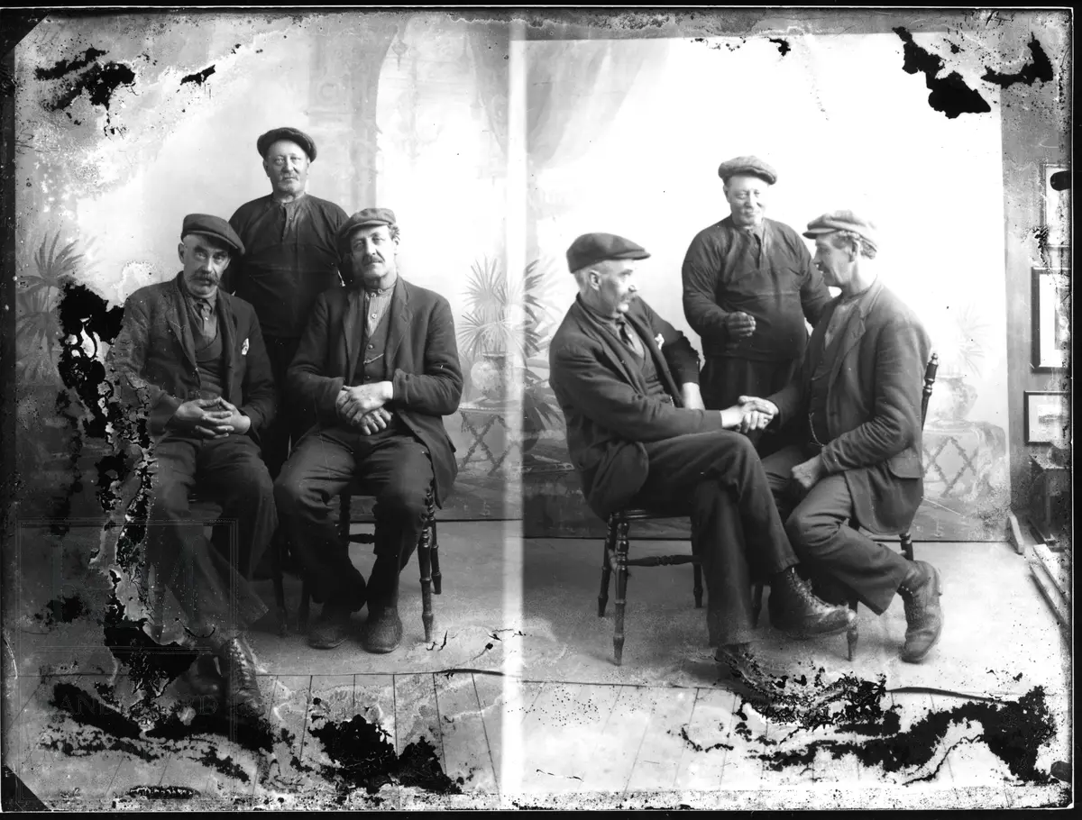 Tre menn portrettert i to forskjellige positurer.