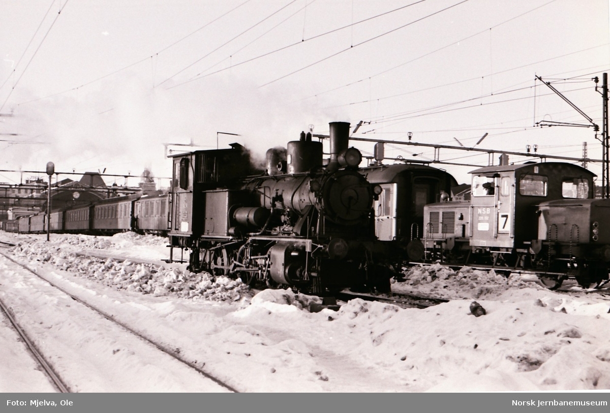 Damplokomotiv 25d 424 i skiftetjeneste på Oslo Østbanestasjon
