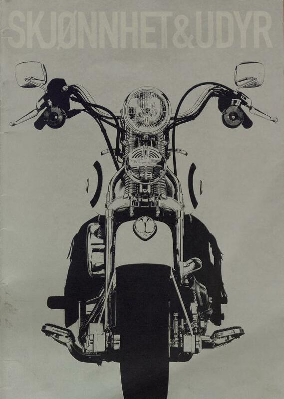 Plakat til utstillingen Skjønnhet og udyr. Tittel på topp og en motorsykkel i sort hvitt under.