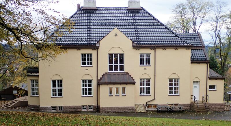 Det fredete anlegget Solheim på Lunner, med hage og stall. Bygget i tidlig 1900-tall. Foto: Lars Stålegård (Foto/Photo)