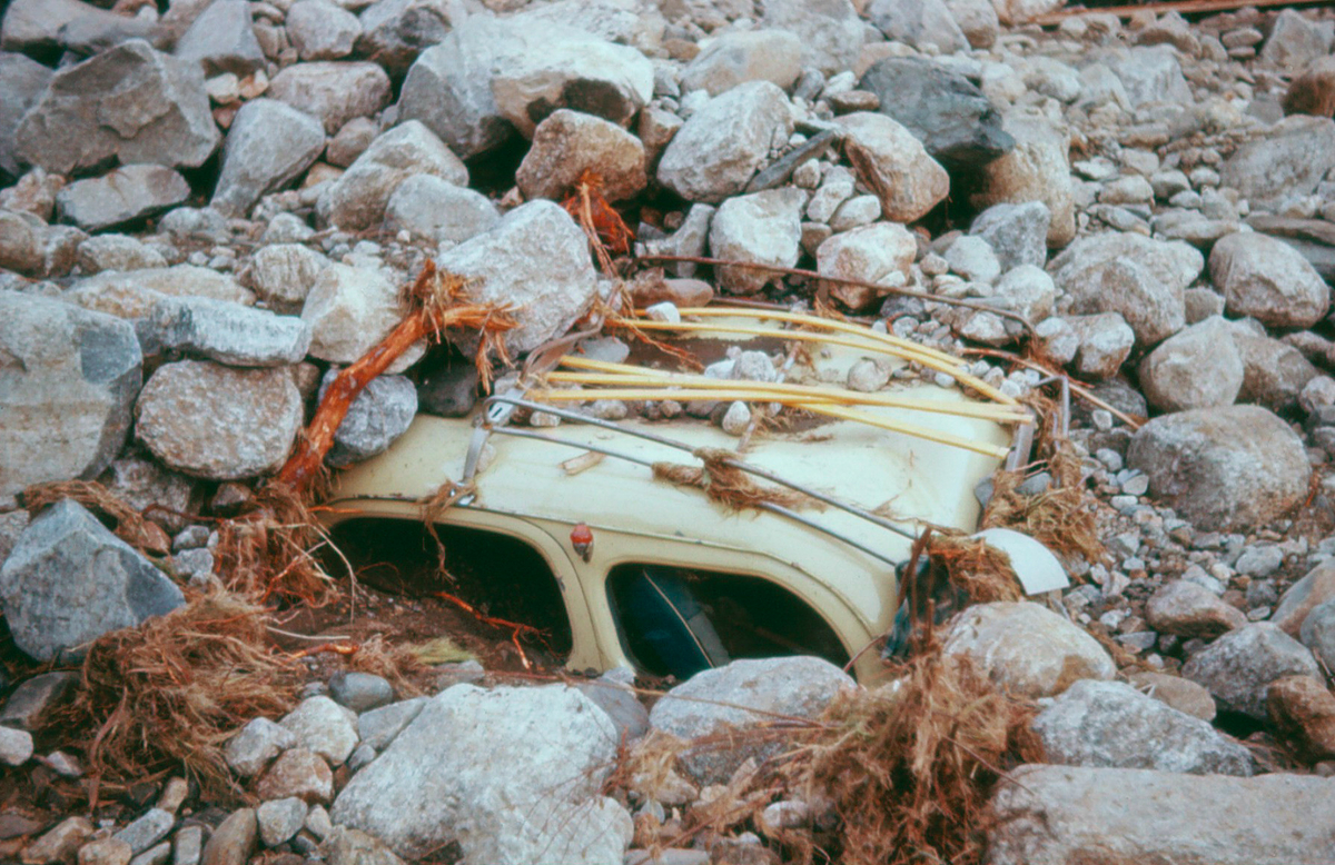 Bil begravd av stein etter flaumen på Egne Hjem i 1962.