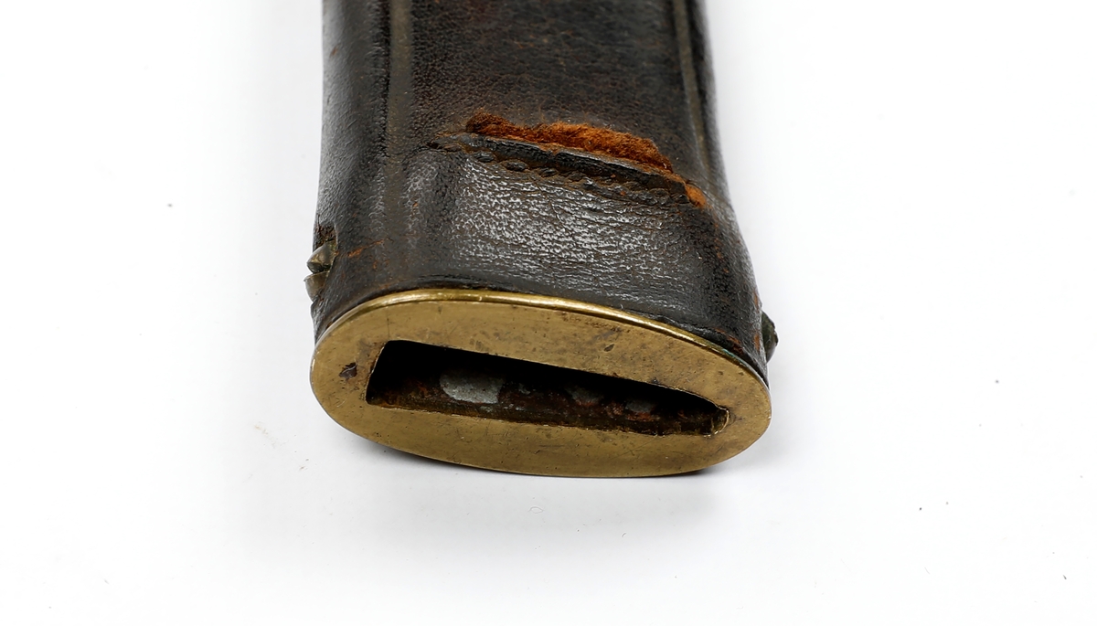Sabelbajonett M/1860. Den er lik sabelbajonett M/1859 med unntak av piperingens diameter som er 1,9 cm. Produsert Kongsberg våpenfabrikk. Brukt til 4-linjers kort kammerladningsgevær M/1860 og 4-linjers Remingtongevær M/1867.
