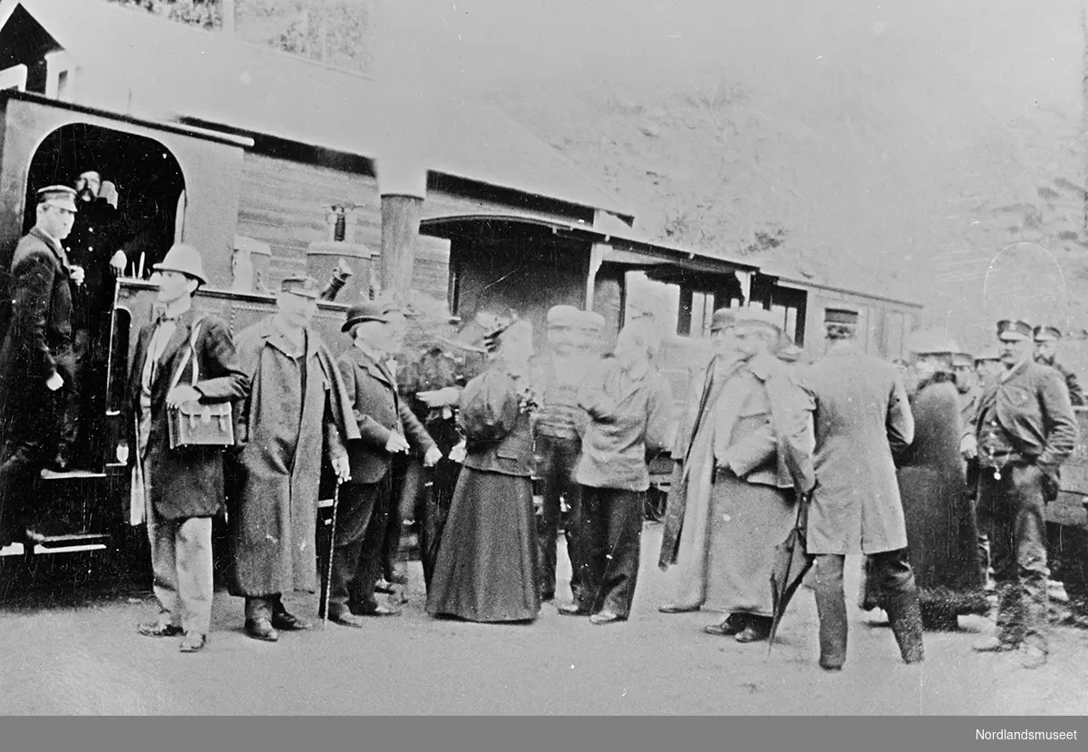 Bildet er antakelig fra gammelbanens åpning til Hellarmo i 1893.