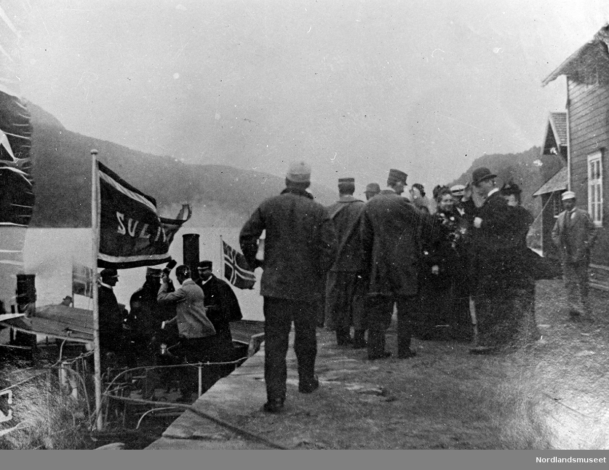 "Sulitjelma I" ved Furulund kai, klar til avgang til Hellarmo til "gammelbanen"s åpning i 1893.