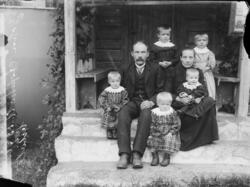 John Aspeholt med sin kone og fem barn. John Aspeholt f.1865