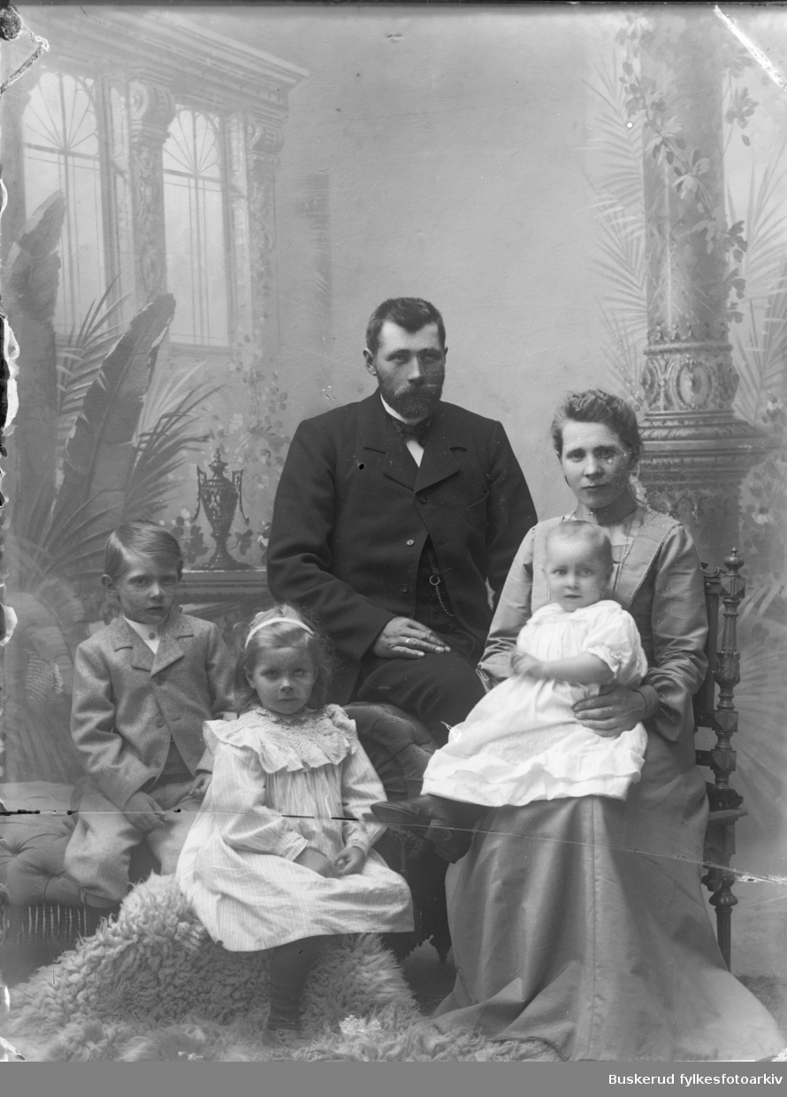Elling M.Rognerud f 1878-05-18 med sin familie. Sin kone Berthe Rognerud f.1851. De bodde på gården Rognerud i V. Ådal, Ringerike kommune