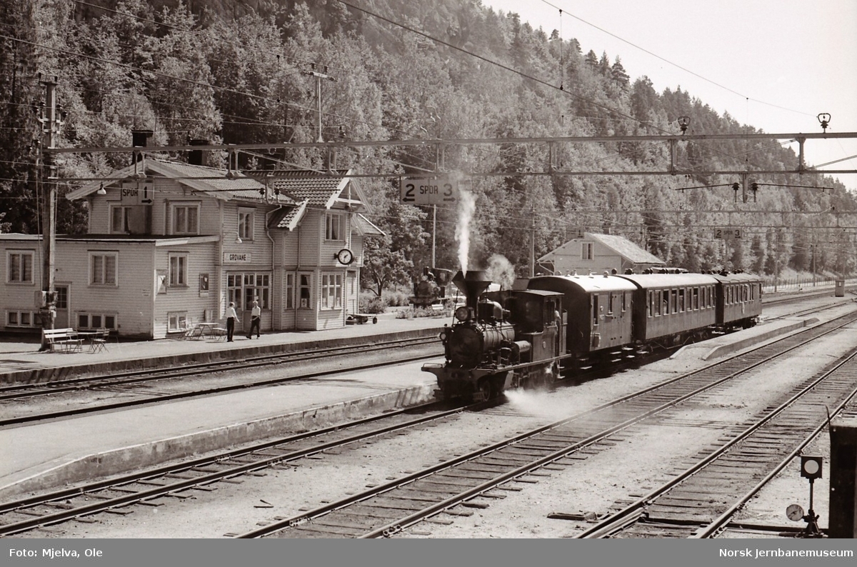 Damplokomotiv type XXI nr. 2 med museumstog på Grovane stasjon