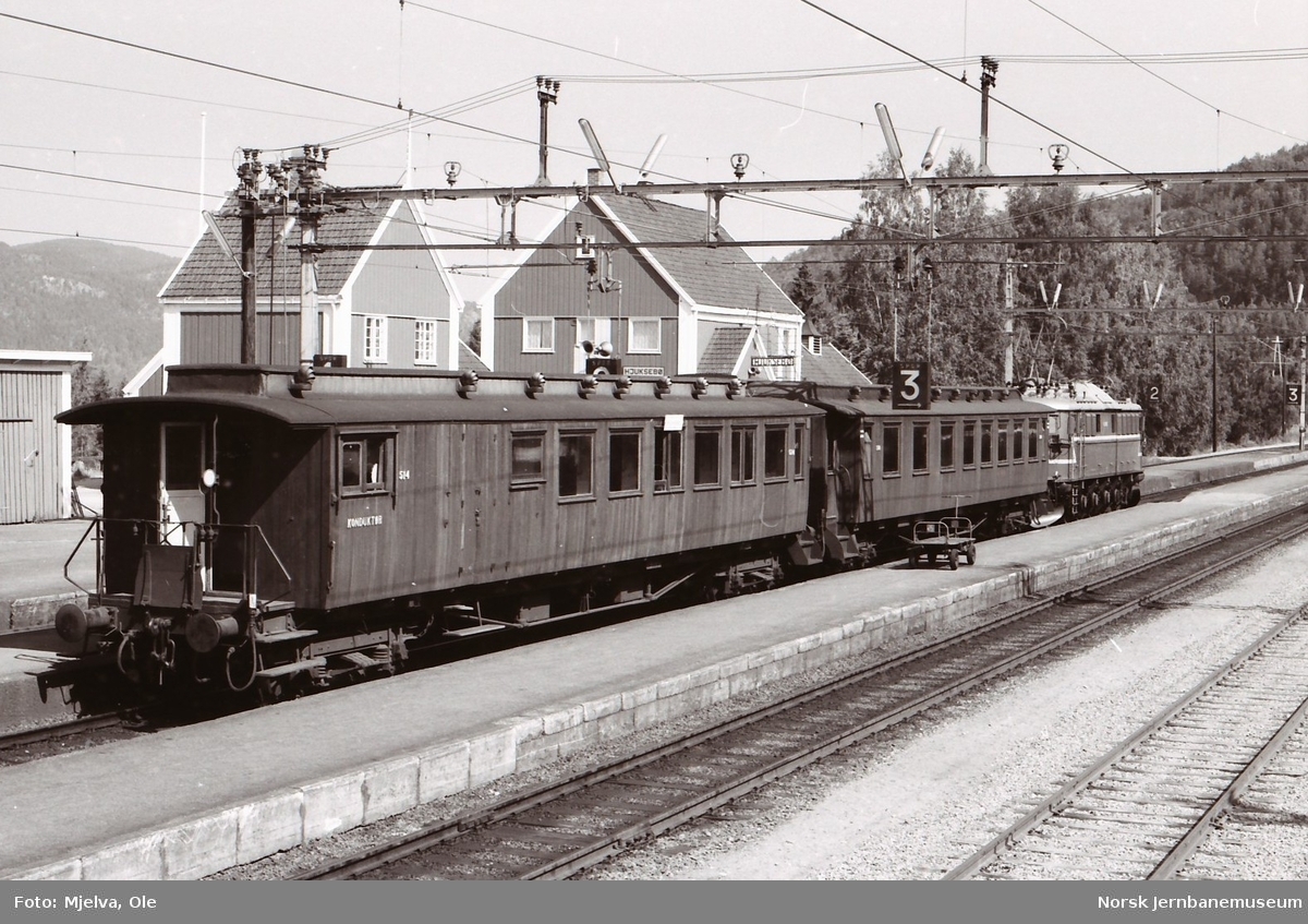 Elektrisk lokomotiv El 8 med persontog til Notodden på Hjuksebø stasjon