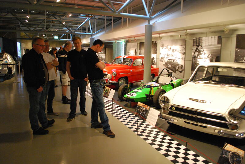Menn ser på bil i utstilling på Norsk vegmuseum