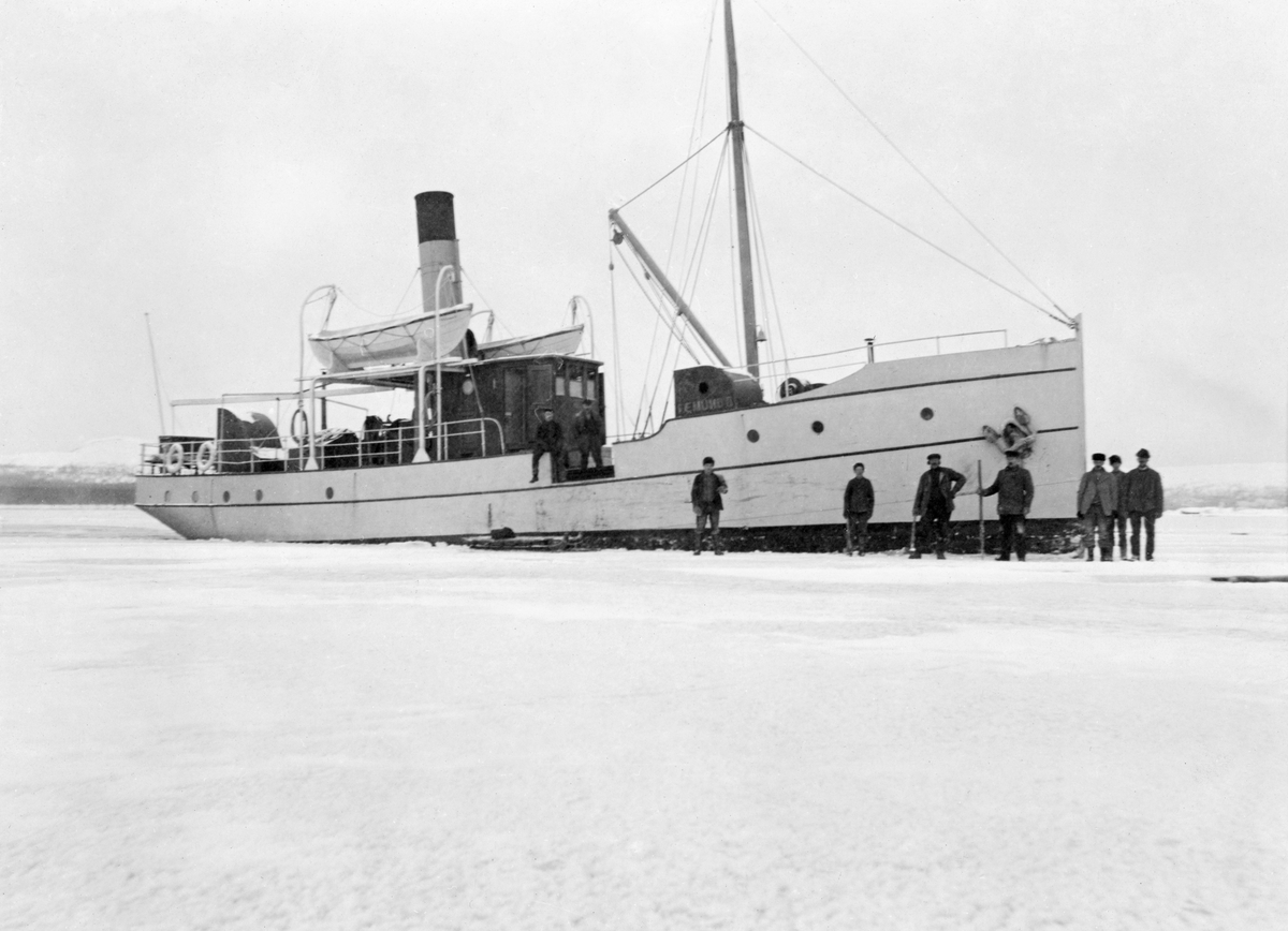 Dampskipet Femund II (også stavet "Fæmund II") innfrosset i isen ved Femundsvika vinteren 1909.  Sju karer sto på isen ved baugen, to befant seg på dekk ved landgangen.  Skipssidene er kvitmalte med mørke striper.  Fartøyet hadde to kvite livbåter.  Styrhuset var antakelig brunbeiset. 

I 1886 ble det stiftet et selskap som hadde som formål å få i gang ei dampskipstrafikk på innsjøen Femund. Alt året etter kjøpte de en trebåt med jernspanter som fikk navn etter innsjøen, "Femund" eller "Fæmund". I 1904 kontraherte dampskipsselskapet et større og mer robust dampfartøy fra et verft i Trondheim. Komponentene til båten ble fraktet på jernbanen til Røros, og derfra ble de transportert på hestesleder til Synnervika i nordenden av innsjøen. Der ble det 82 fot lange stålskroget klinket sammen.  

«D/S Femund II» ble satt i drift på innsjøen med samme navn i 1905.  Den ble brukt til person- og godstransport, men også som tømmersleper.  Daværende skogforvalter i Rendalens forvaltningsdistrikt var åpenbart fornøyd med den nye båten.  Han skrev:  «Det nye dampskib paa sjøen viste sig som en dygtig slæbedamper samtidig som, at det saavel hvad hurtighed som godsrum og passagerbekvemmeligheder angaar i en ganske anden grad tilfredsstiller fordringerne end det gamle "Fæmund".»