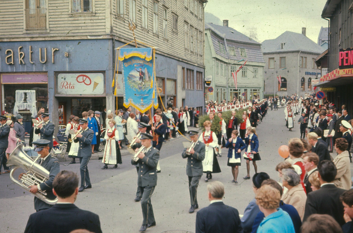 Folketog, 17. mai-tog i Røldalsvegen gjennom Odda sentrum på 1960-talet.