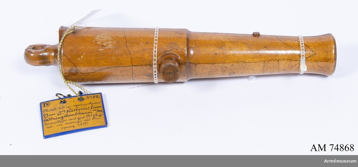 Grupp F:V.
Gjuten ur masugn vid Finspong 1855. med gjut n:o. 28 med 1:a klass järn. Denne blev såsom varande av mjukt järn, efter gjutningen, kasserad av bruksegaren, men dock, till kontrollpjäs vid 1855 års leverans från nämnda bruk av 23 cm. (7") bombkanoner m/1840, bestämde kanonerna (D:53 & D:54), sprängskjuten. Sprang därvid för ett skott av 12,75 kg. (30 pund) krut av cylindrar av tillsammans 11 kg, vikt. I.