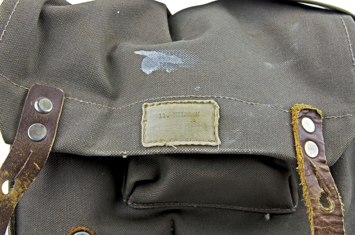 Skyddsmask modell 1931 - 1936. Förvaras i grön tygväska med axelremmar.
I väskan medföljer en stålburk med imskivor till gasmask, mindre stålburk med en tejprulle, en trasa, gasfilter, mask samt slang m/31.

Två blanketter medföljer i väskan, ett utdrag ur rekrytundervisning för Flygvapnet 1938 samt en Materielreversal.