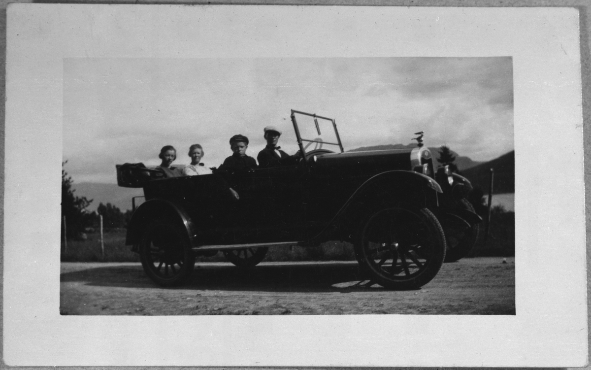 Køyretur i ny bil, 1936. Frå venstre: Ellen Lunde, Inger Lunde, ukjend gut og Endre E. Heggen (sjåfør).