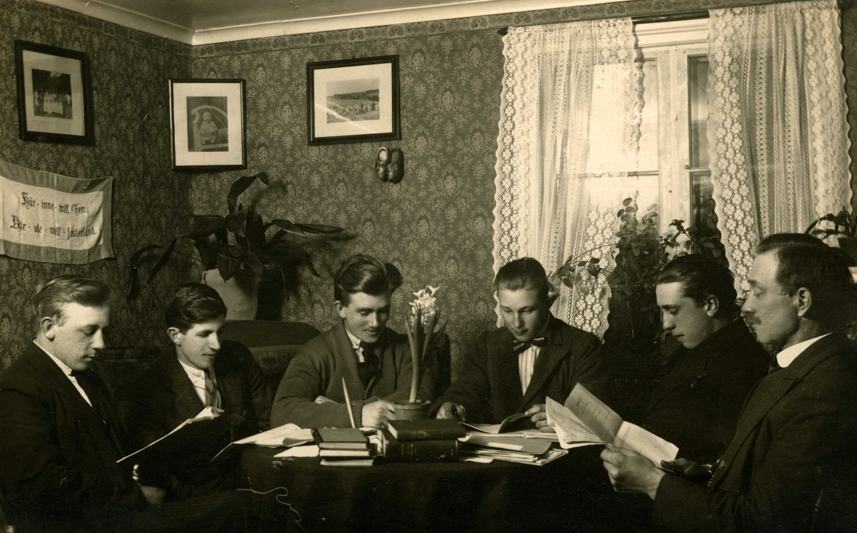 ABF studiecirkel i Torrekulla 1:25 "Alphyddan" på Gamla Riksvägen 13, okänt årtal. En av deltagarna är Olof Olsson (1883-1957) som ägde huset.
