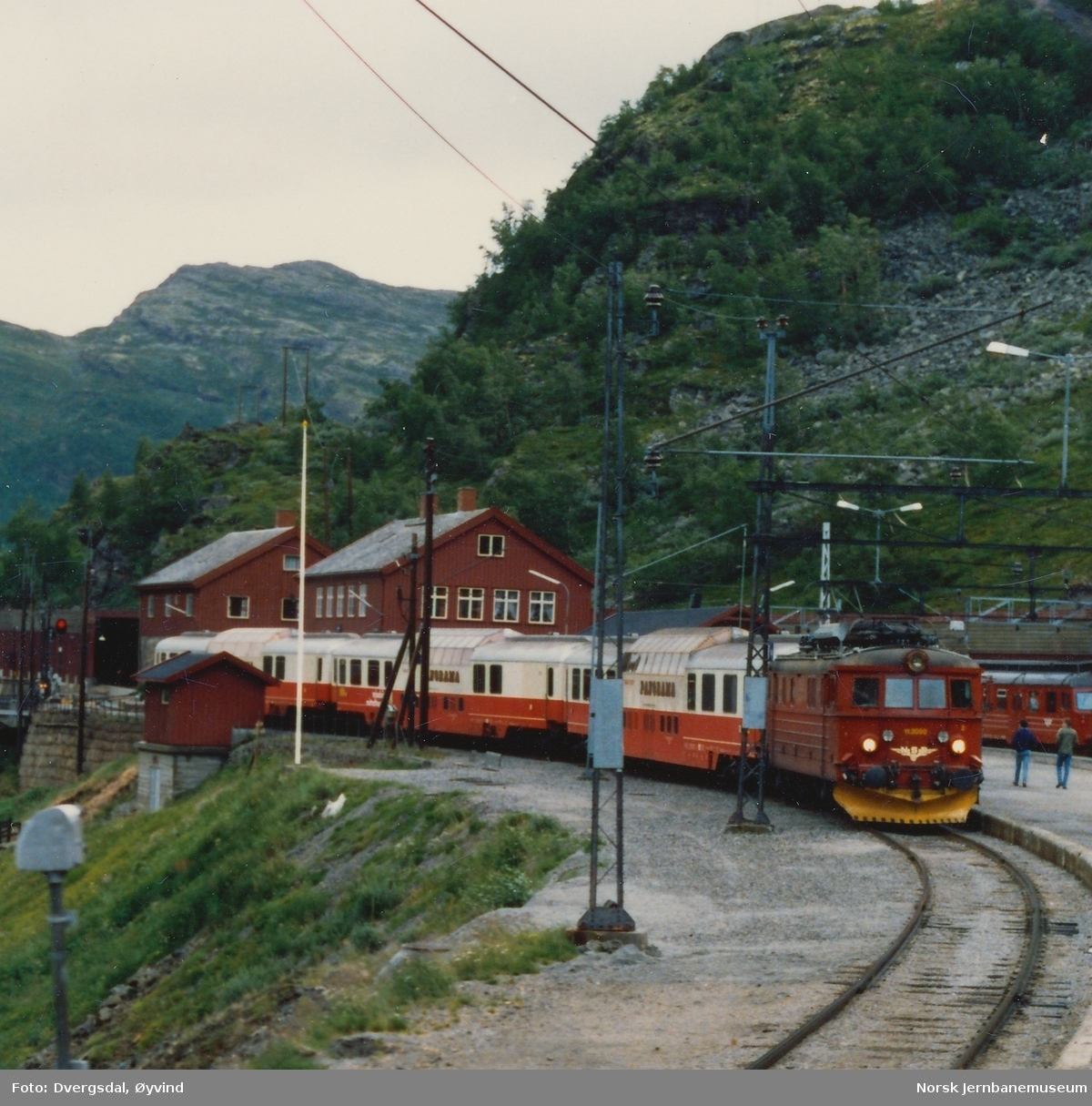Elektriske lokomotiv El 11 2092 med panoramavogner på Myrdal stasjon, etter prøvetur på Flåmsbana