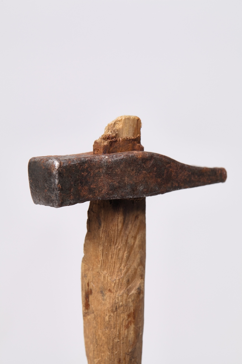 Tre hammere. Muligens brukt som leketøy, især (a), som er en trehammer. (b) er en liten hammer med hode av jern og skaft av tre. Hodet er rett, og har blitt brukt begge retninger. (c) er en kombinert hammer og øks, hvor hodet og deler av skaftet er av jern. Dreide riller på håndtaket. 