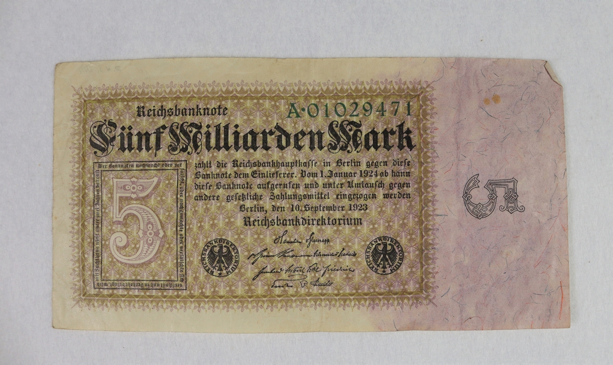 22 tyske pengesedler (11093 - 11114).

11111 - Reichbanksnota. 5 miliard Mark. Berlin 10 sept 1923.

Gave fra frk Hedvig Kobel, Kristiania. 