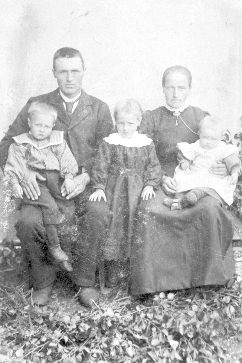 Familieportrett av Hjelle.