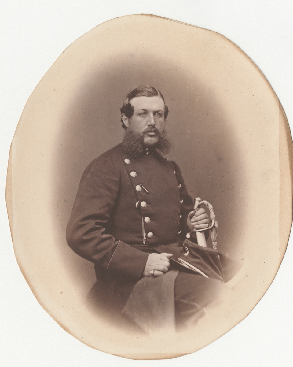 Porträtt av Christian Frithiof Bibau, löjtnant vid Andra livgardet I 2.

Se även bild AMA.0006843.