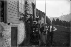 27. Henning Nygård med familie..Bildet tatt 26.07.1915.