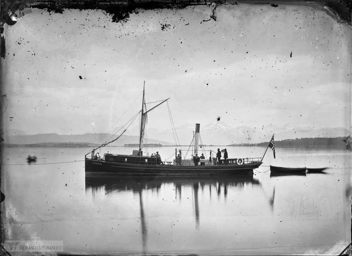 Båten "Forra" på Moldefjorden. "Forra nr.1" D/S Forra av Trondhjem..Dampskipet Forra foretok lystturer i Molde sommeren 1885, mulig dette bilde er fra det året.