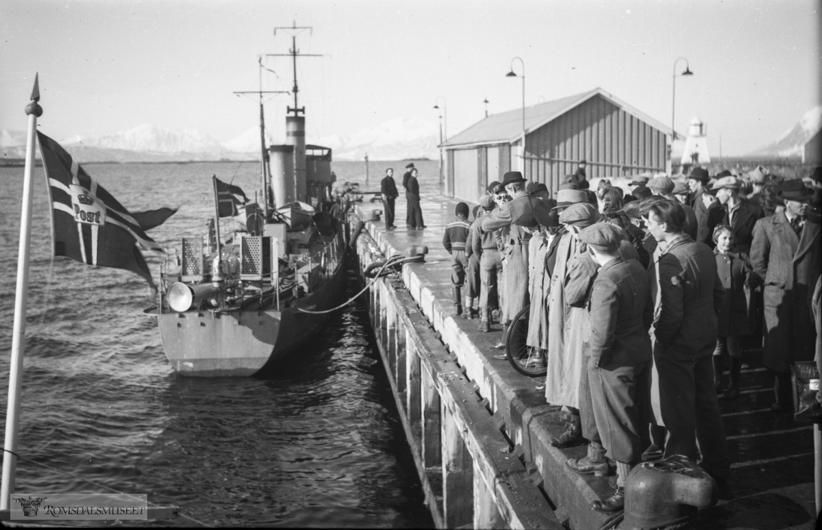 Torpedobåten Trygg..Bildet er trolig fra aprildagene i 1940 - og viser torpedobåten Trygg, som lå sammen med Sleipner. Det var en lang og smal torpedobåt av den gamle norske typen.