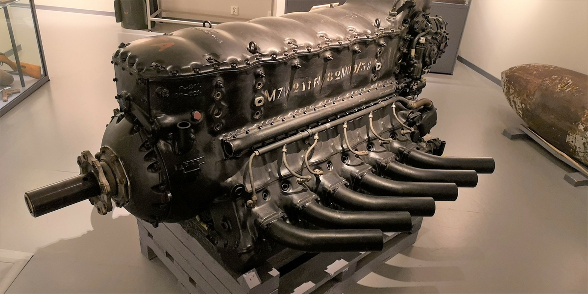 12 sylinders omvendt V-motor. 1340Hk, 2600 rpm.