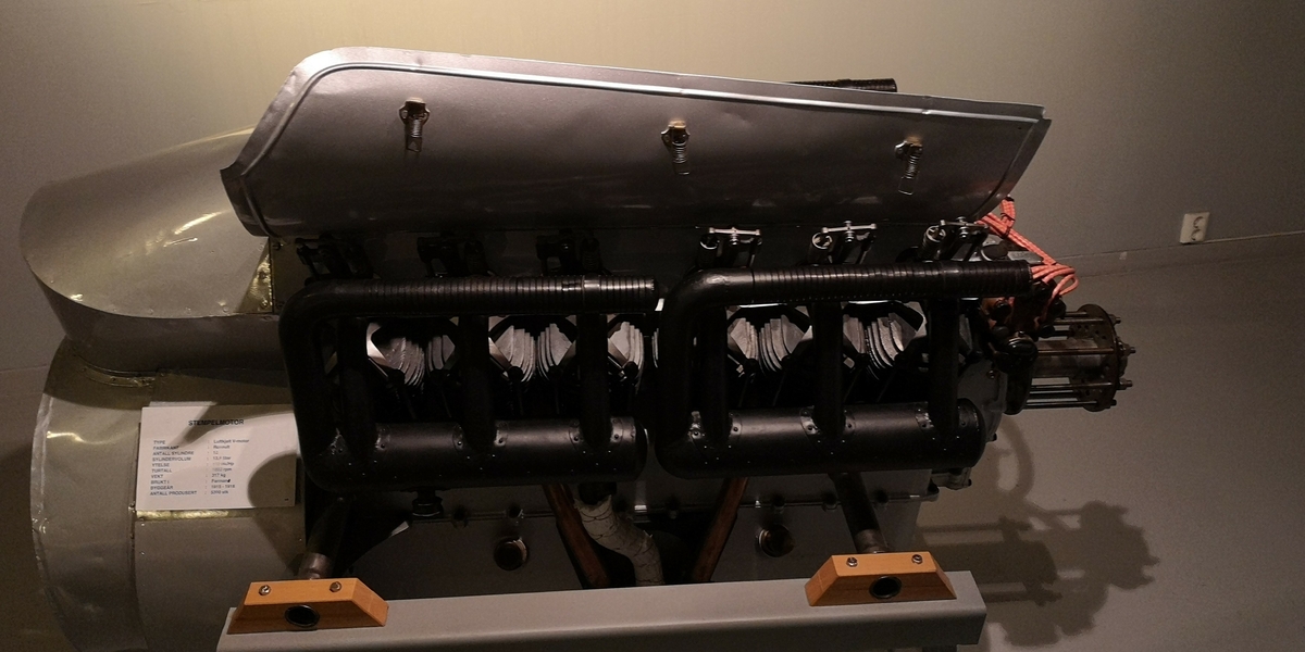Motoren er en luftavkjølt V-motor med 12 sylindre. Sylindervolum på 13,5 liter, og yter 130 Hk ved 1800 omdreininger. Ble brukt i Farman.