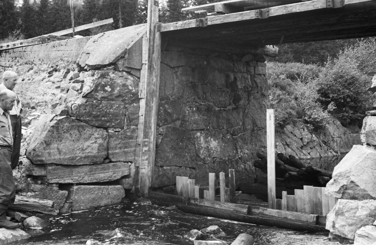 Nøklevassdammen ved Nøklevatnet i Nord-Odal, Hedmark. Reparasjon av lukedam av stein og betong.
