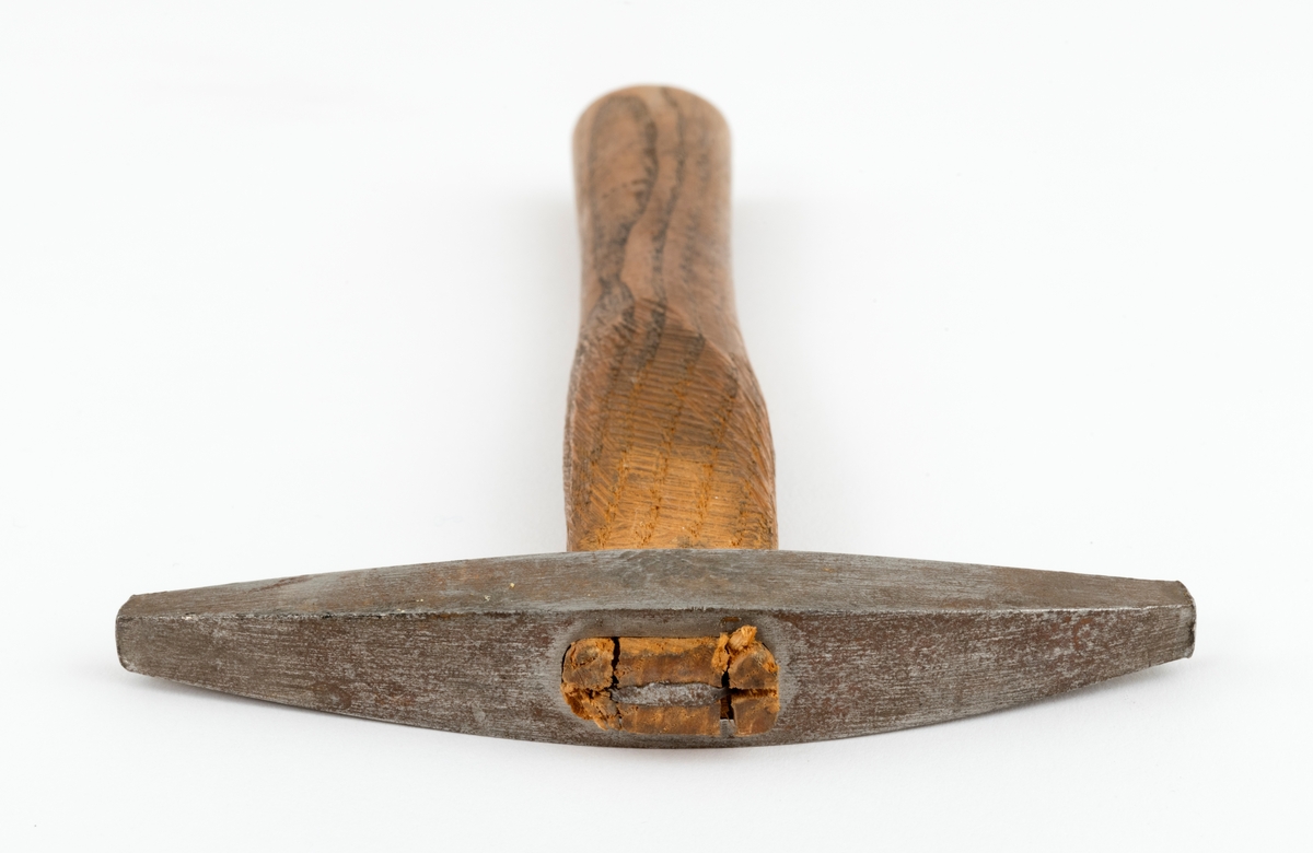 Hammer brukt til retting av sagblad, særlig til tømmersvanser.  Hammeren består av et hammerhode (penn) og et skaft av treverk. Skaftet har et ovalt tverrsnitt i håndtaksdelen. Skafthullet i hammerhodet er ovalt. Hammerhodet har lik utforming i begge ender som munner ut i en liten kvadratisk slagflate 8 x 8 mm. Det er satt inn en jernkile i skaftenden som munner ut i hammerhodets skafthull. Jernkilen utvider skaftenden slik at skaftet sitter godt i skafthullet.
