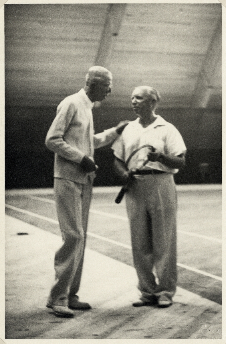 Kung Gustaf V vid invigningen av tennishallen (idrottshallen) i Växjö 1938. Han samtalar med dåv. läroverksadjunkt Ture Fridlund.