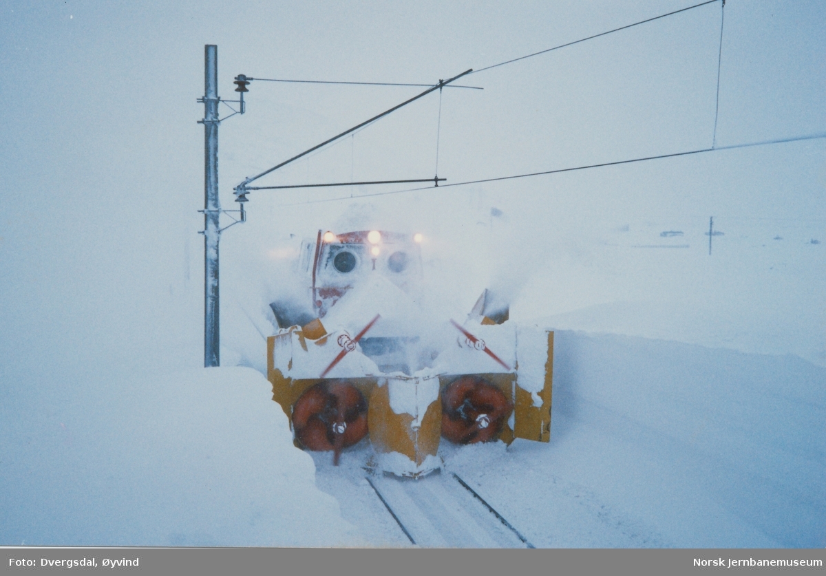 Roterende snøplog Beilhack DiR3 512 i arbeid vest for Finse stasjon