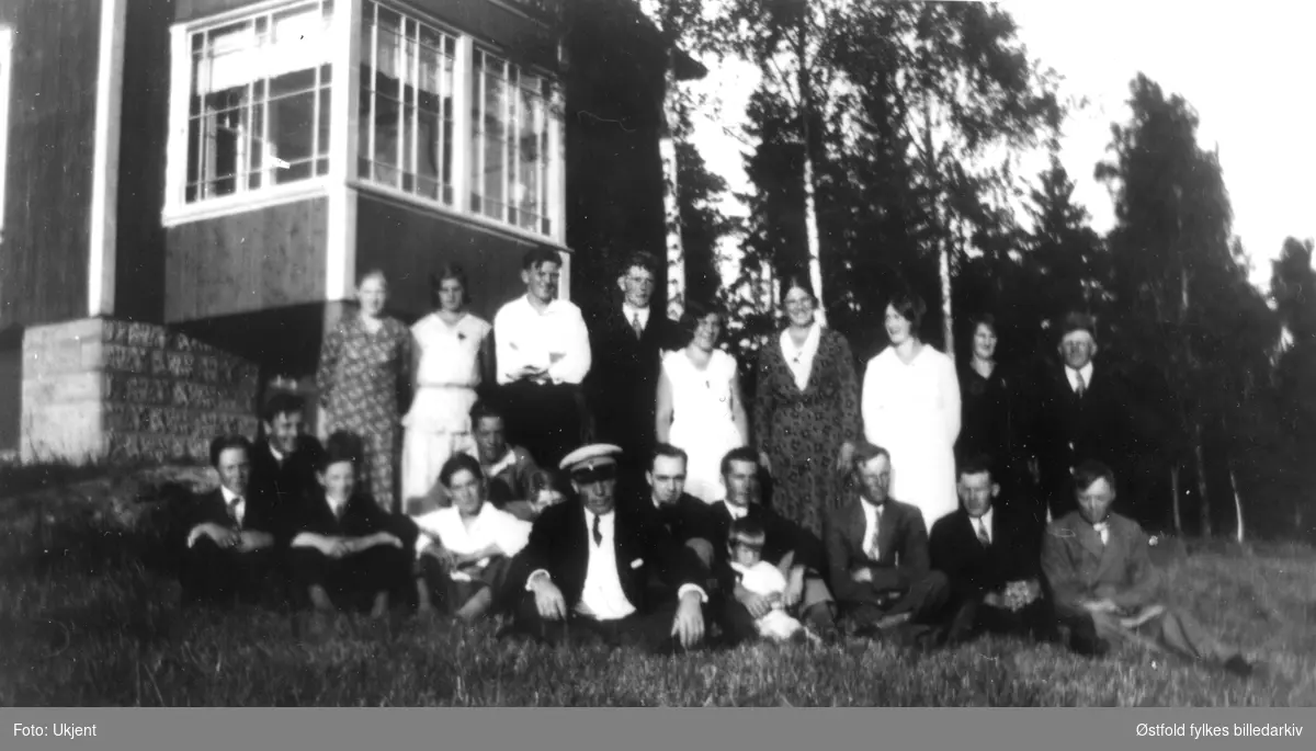 Varteig Musikkforening med damer på Lundborg (gårdsbruk) i 1932. Plassering av personer - se fotokort.
